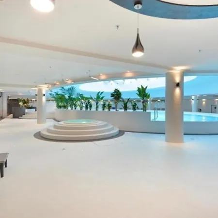 Hanza Tower Downtown 22 Pool & Jacuzzi Daire